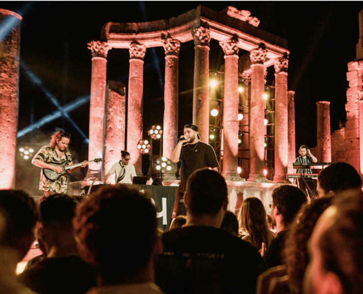 TIF au Festival International de Dougga, où le rappeur algérien a électrisé les ruines romaines avec ses mélodies envoûtantes et son énergie débordante.